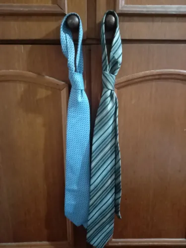 Gravatas por 25 reais cada.