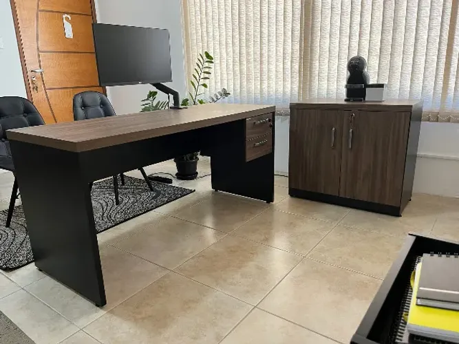 Kit mesa de escritório reta com duas gavetas + armário baixo com prateleira