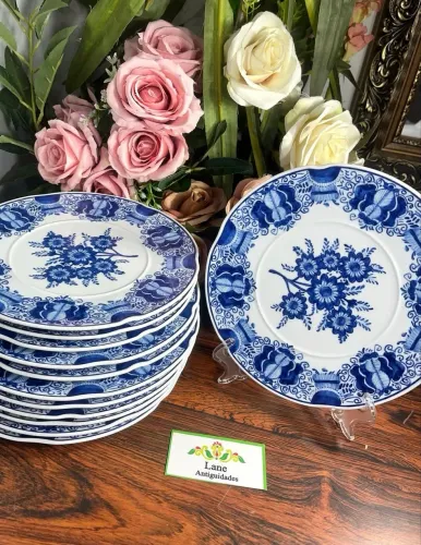 Conjunto Pratos De Sobremesa Em Porcelana Vista Alegre Com Tânia Bulhões.
