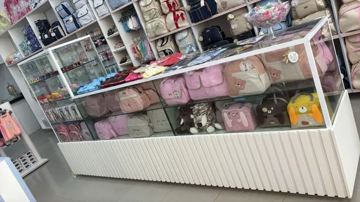 Vitrine de MDF e Vidro 