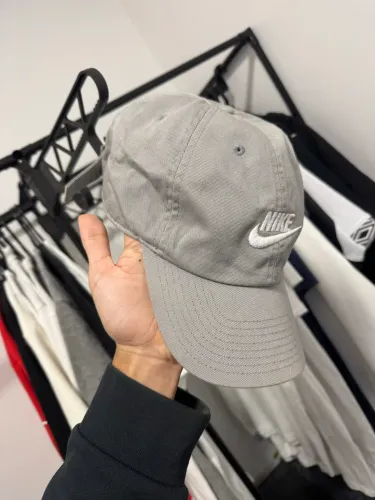 Boné Nike cinza