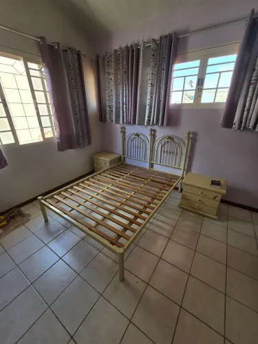 Cama tubular de casal com 2 mesas de cabeceira