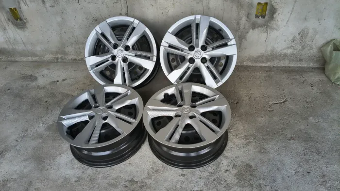 Rodas 16" furação 4x100 com calotas. 