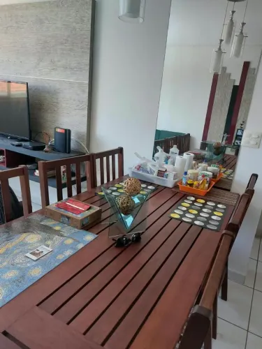 Mesa de madeira e cadeiras com 6 lugares
