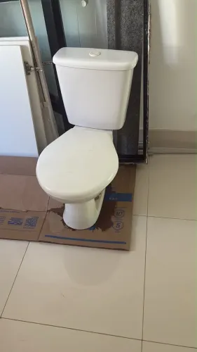 Vaso sanitário com descarga e tampo