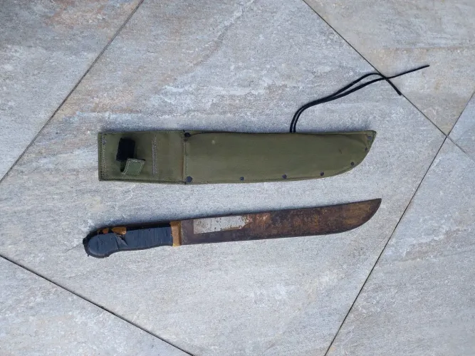 Facão Tramontina com 40cm de lâmina. 