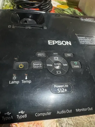 Epson PowerLite S12+ possui 2.800 lúmens de brilho, resolução SVGA e 3LCD