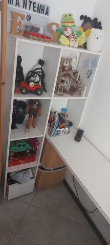 Mesa de escritório com prateleiras em L
