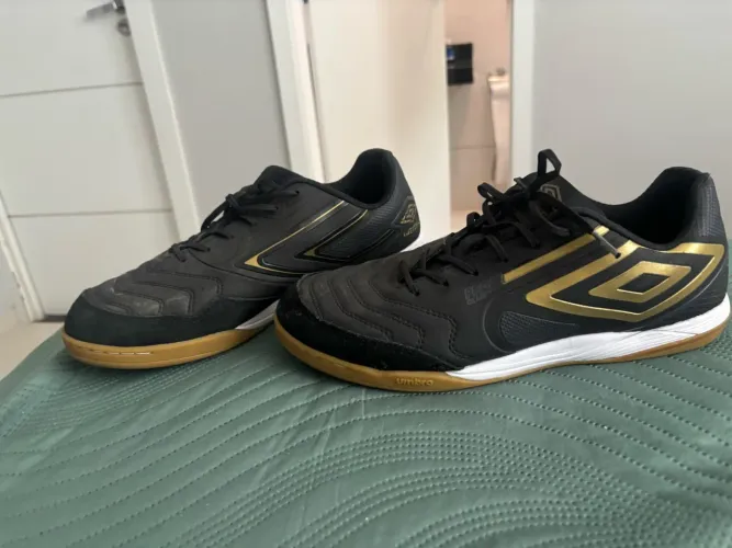 Chuteira Umbro Pro 5 Club Futsal Preta e Dourada - Nº 42