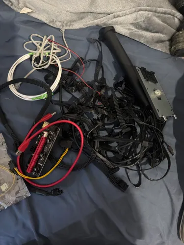 Muitas peças de computador e placa de video