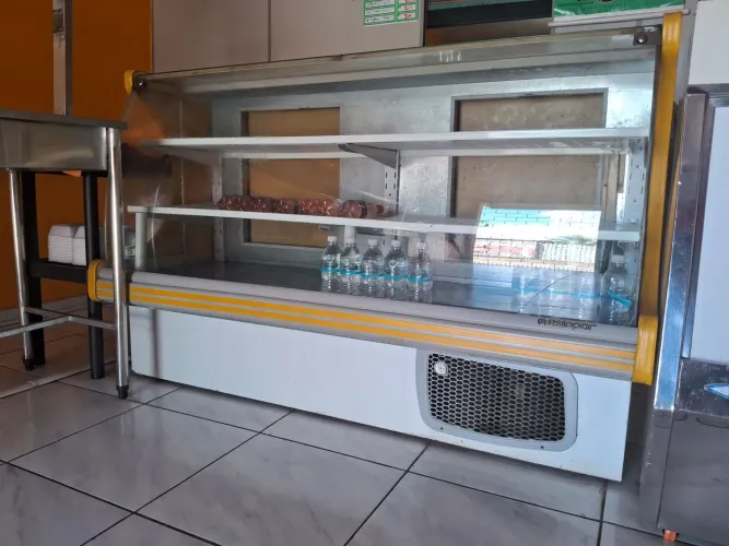 Vitrine gelada grande c/1,80 de extensão ideal para expor seus produtos 