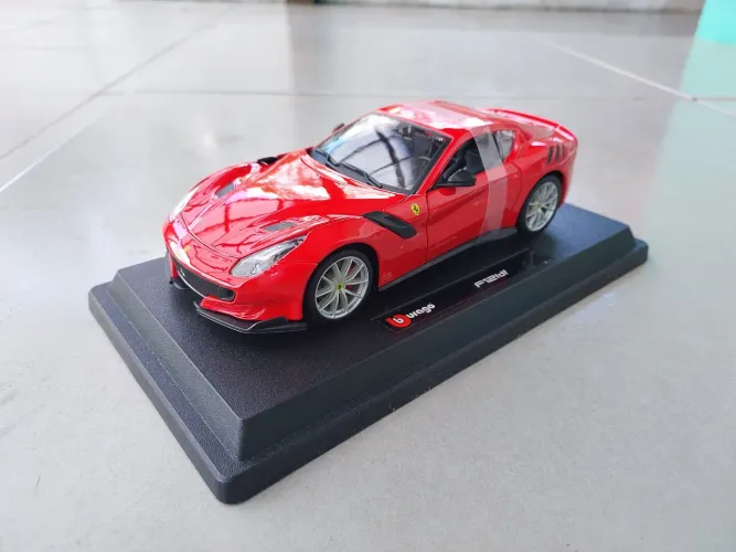 Ferrari 1:24 burago