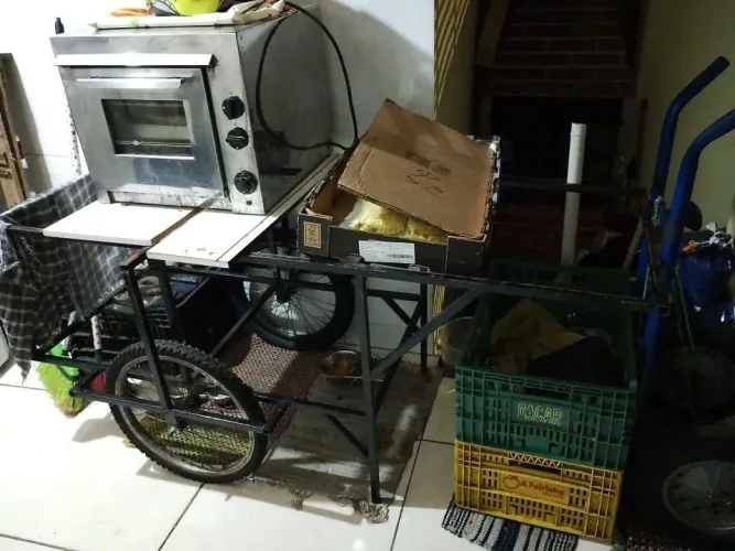 Vende-se carrinho para vendedor ambulante ,novo , pneus novos , nunca usado