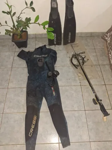 Vendo equipamento de pesca sub arbalet Nadadeira roupa e máscara tudo usado poucas vezes