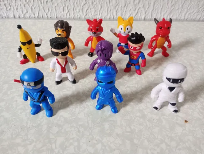 Boneco stumble guys em bom estado de conservação
