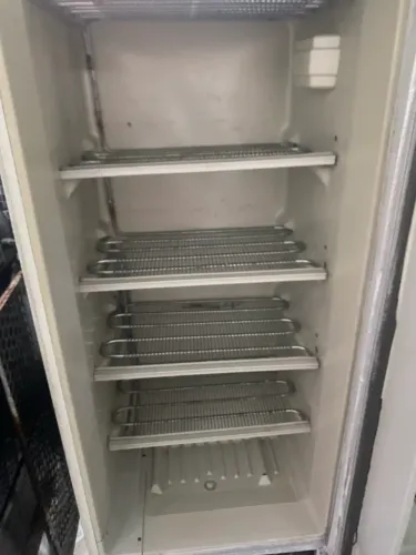 Freezer Brastemp ferrugem na porta e precisa de mais gás