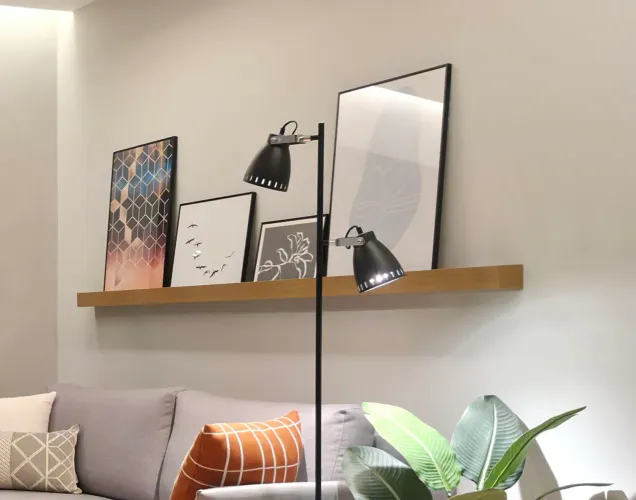 Prateleira para quadros e livros