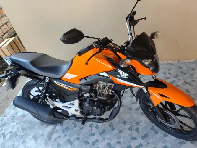 Vende-se uma Titan 24/25 valor 18.000 para vender hg