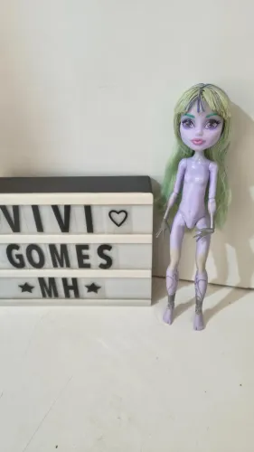 Monster High Twyla básica G1