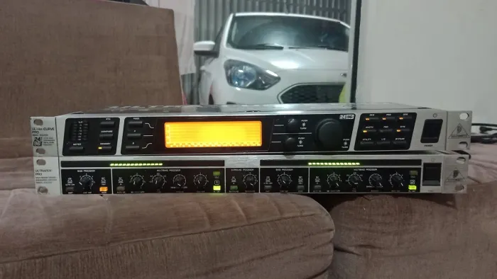 Equalizador digital Behringer - 800 reais outro processador qualidade Behringer 500 reais