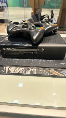 Xbox 360 - Desbl / 3 controles / Kinect/ jogos