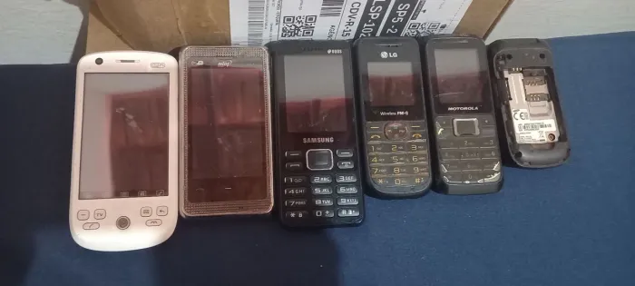 Lote com 6 celulares, a maioria funcionando, sem as baterias, também para peças. COLECIONA