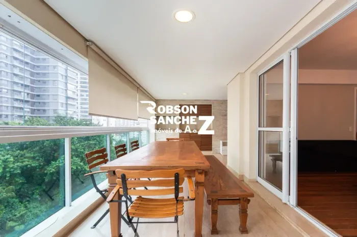 Apartamento a venda em Moema com 3 quartos, 3 suítes, 3 vagas, 204m², varanda gourmet!