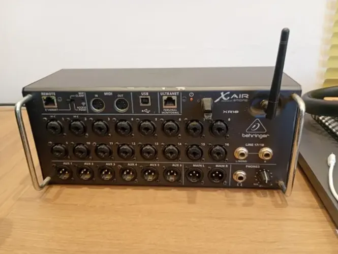 Mesa Digital Mixer Xr18 Profissional 18 Canais Wifi Usb Midi