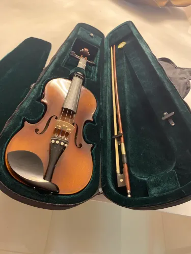 Vende-se um violino Michael 4/4, em perfeito estado de conservação.