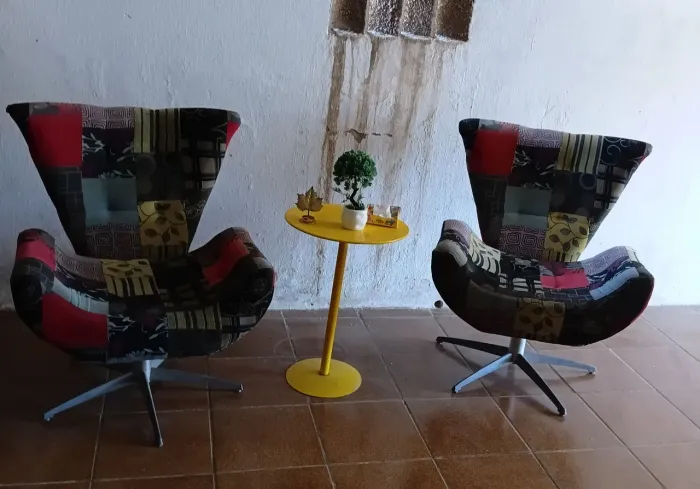 Cadeiras giratórias + mesinha por 430,00