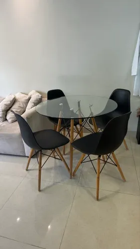 Mesa de jantar redonda de vidro + 4 cadeiras estilo Eames