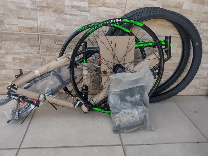 Bicicleta KGT Aro 29 Ride Every Day Freios a Disco Cor Preta e Verde