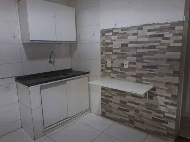Kitnet sendo um quarto, uma cozinha, banheiro e area de serviço