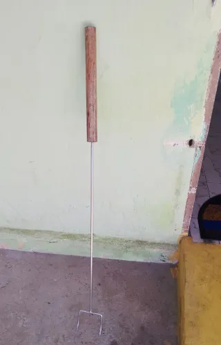 Espeto para carvão