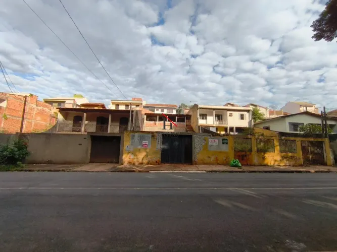Terreno com edícula de 80 m²