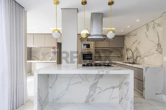 Sobrado Triplex Reformado | 3 Quartos | 182 m² | 2 Vagas | Uberaba | Curitiba-PR