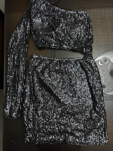 Lindo vestido de lantejoula em ótimo estado tamanho P