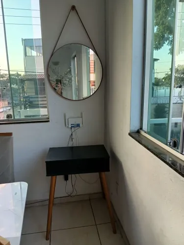 Aparador com gaveta e espelho de parede redondo com moldura em couro