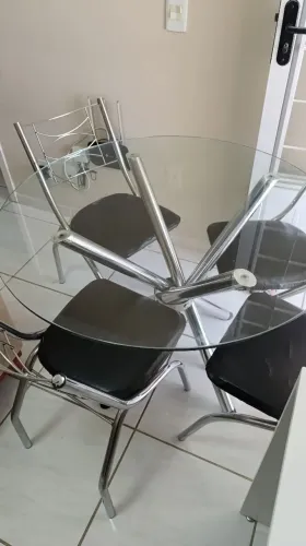 Vende-se uma mesa com 4 cadeiras.