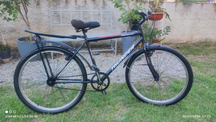 Bicicleta aro 26 seminova com garupa e paralamas.