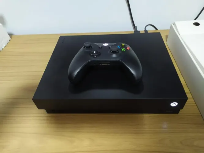 XBOX ONE X 1TB ( ACOMPANHADO COM A CAIXA )