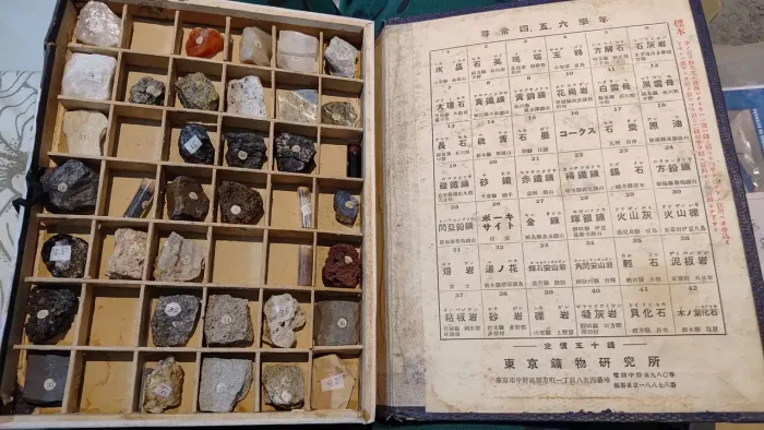 Rara Coleção Pedagógica Japonesa de Geologia - Antiguidade Mineralógica