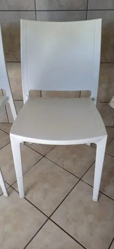 Vendo Cadeira de Plástico Reforçada 