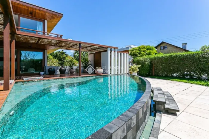 Casa à venda no Rio Tavares com 1.470m² com vista para praia da Joaquina