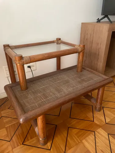 Mesa lateral de madeira e vidro