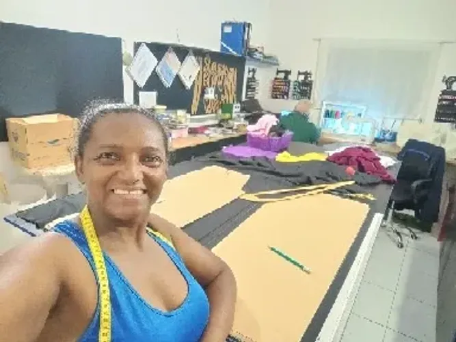 Produção e venda de roupas femininas plus size sob medida.