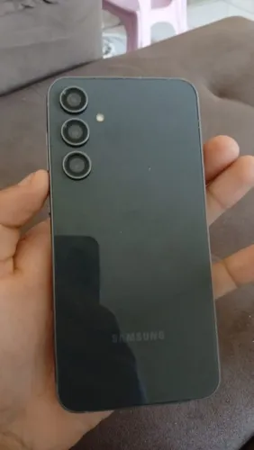 Samsung S23 FE com a tela trincada, interferindo em nada, telefone pengando tudo ok.