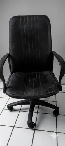 Cadeira de Escritório Preta - Confortável, Usada, Ajuste de Altura Não Funciona