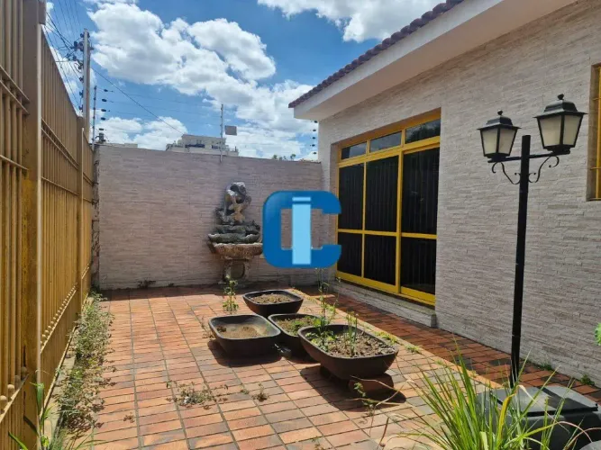 Casa térrea para venda ou locação com 352m² em rua tranquila da Lapa