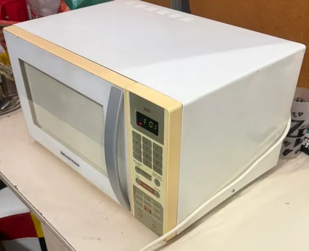 Forno micro-ondas Brastemp 30 litros seminovo conservado